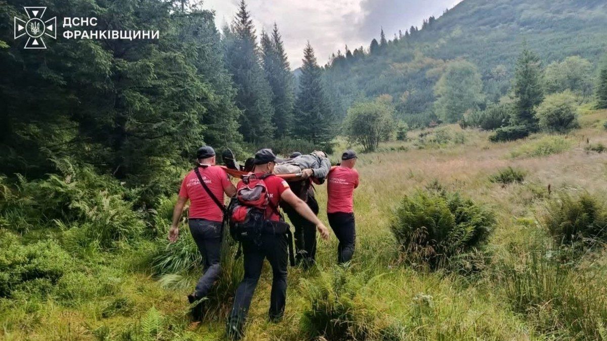 Травмований 74-річний чоловік і заблукалі дівчата: рятувальники допомогли туристам в Карпатах