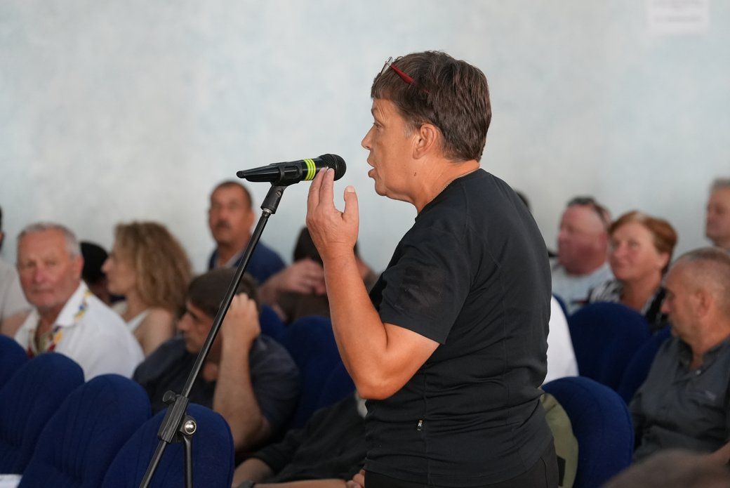 Учасниця громадських слухань щодо «джипінгу» пані Євдокія. 7 серпня 2026 року. Фото: Суспільне Івано-Франківськ Учасниця громадських слухань щодо «джипінгу» пані Євдокія. 7 серпня 2026 року. Фото: Суспільне Івано-Франківськ
