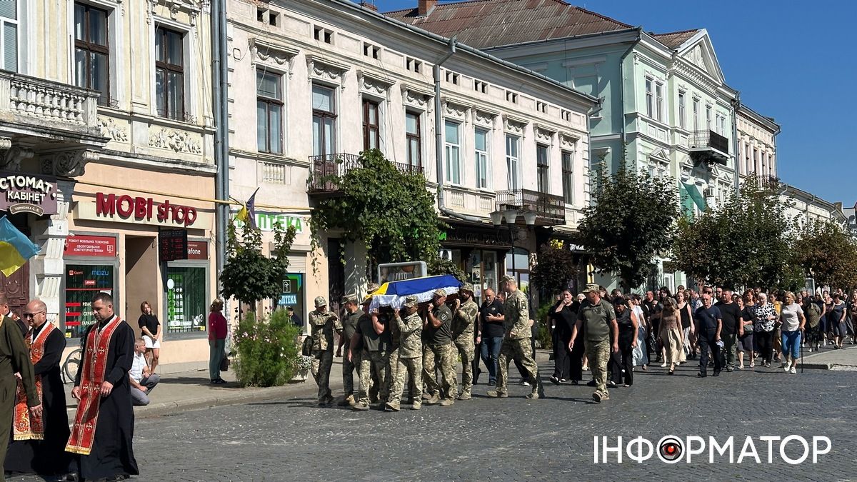 Коломия попрощалася із захисником Михайлом Смиковчуком 8
