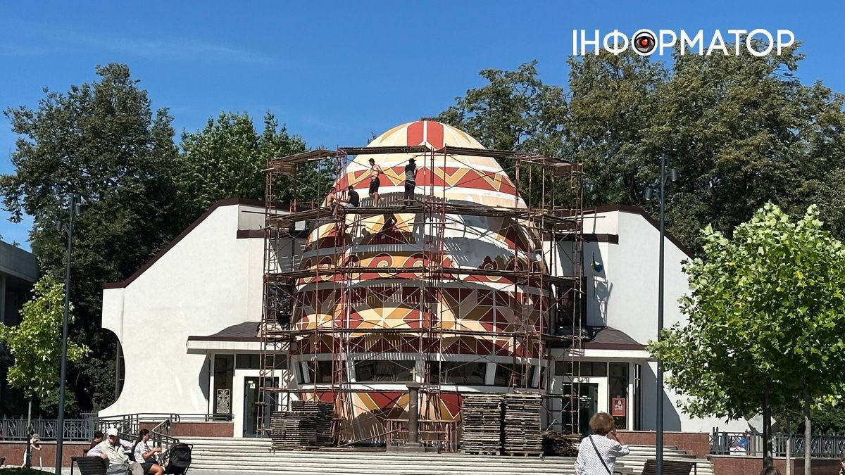 У Коломиї відновлюють пошкоджений фасад Музею писанкового розпису
