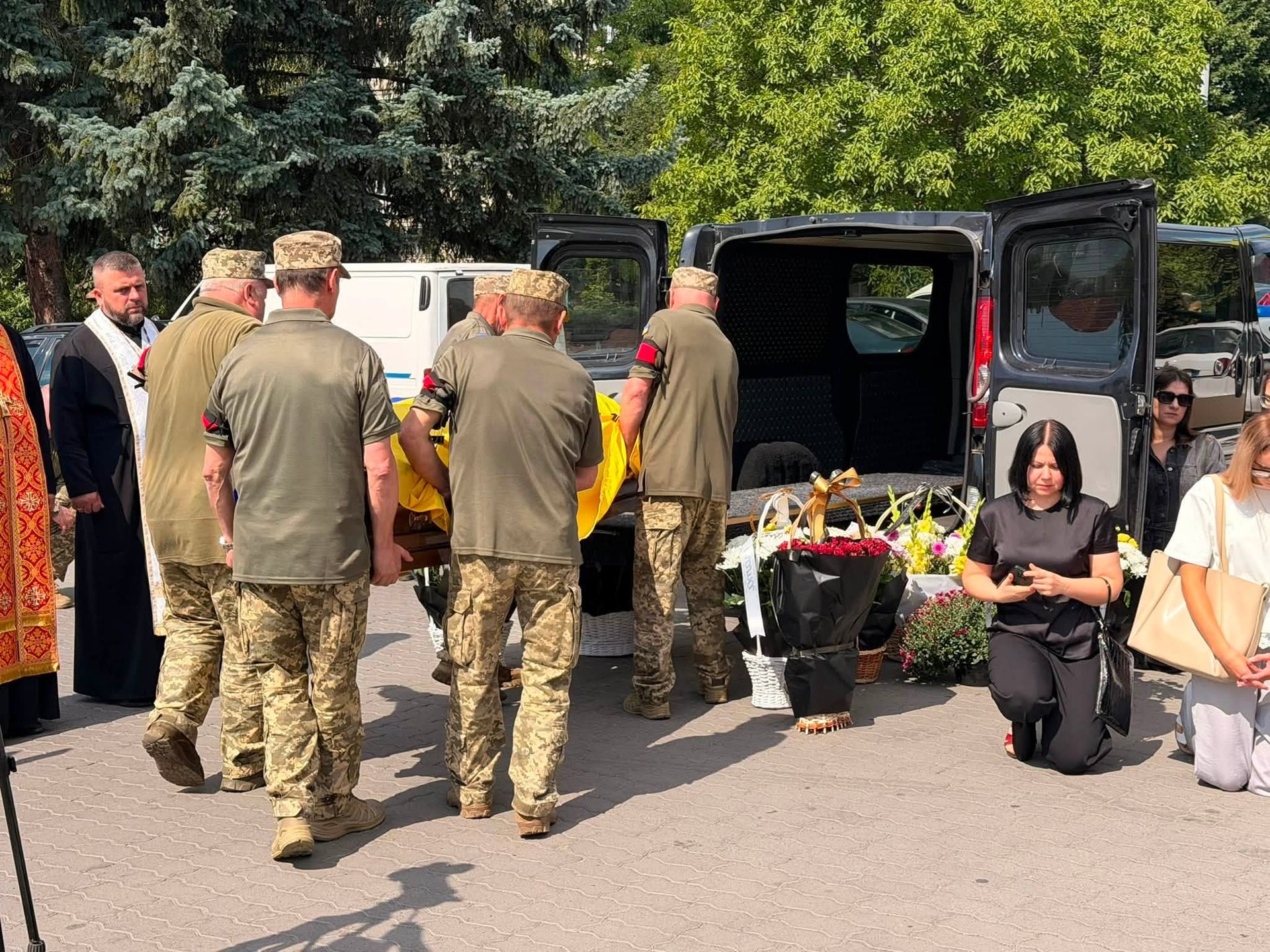 У Надвірній в останню путь провели молодого захисника Богдана Клубчука 4