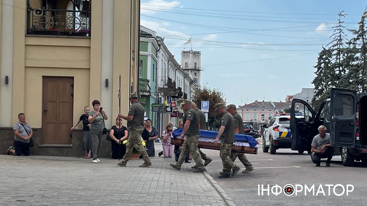 До Коломиї прибув скорботний кортеж померлого воїна Ярослава Ніньовського