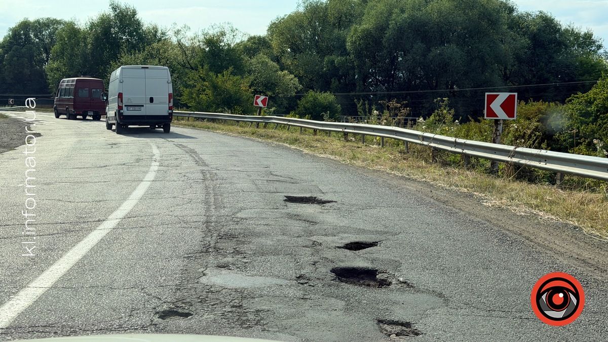 Наче смуга перешкод: в якому стані дорога між Товмачиком і Шепарівцями 2