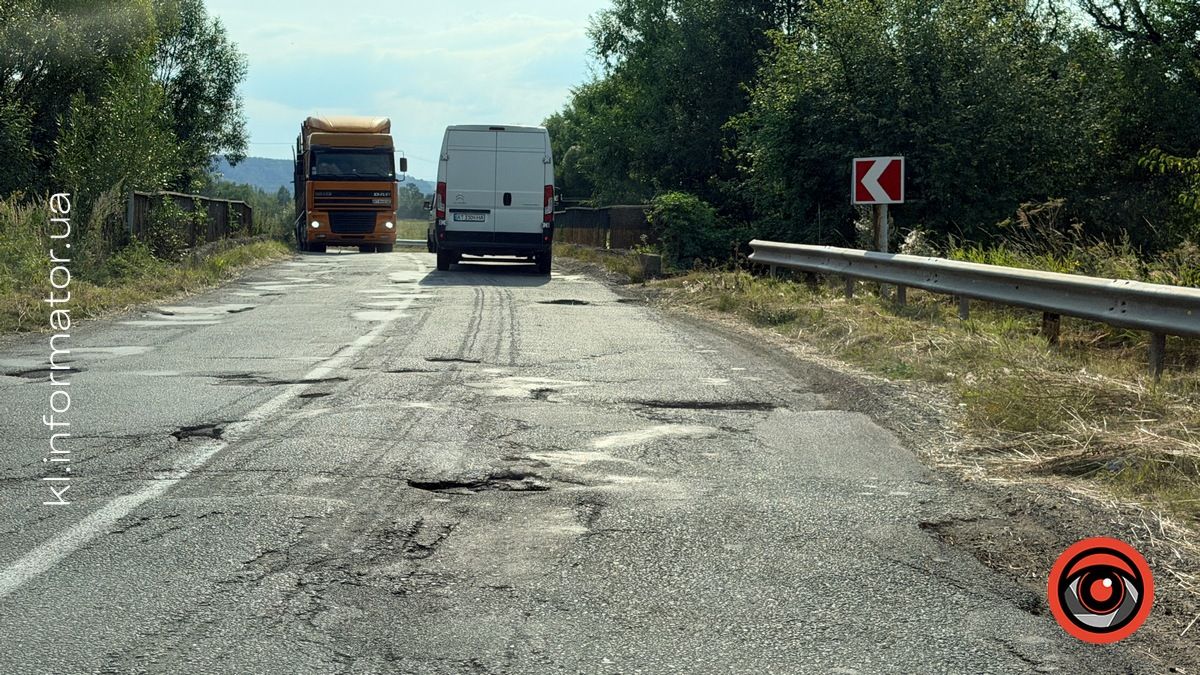 Наче смуга перешкод: в якому стані дорога між Товмачиком і Шепарівцями 1