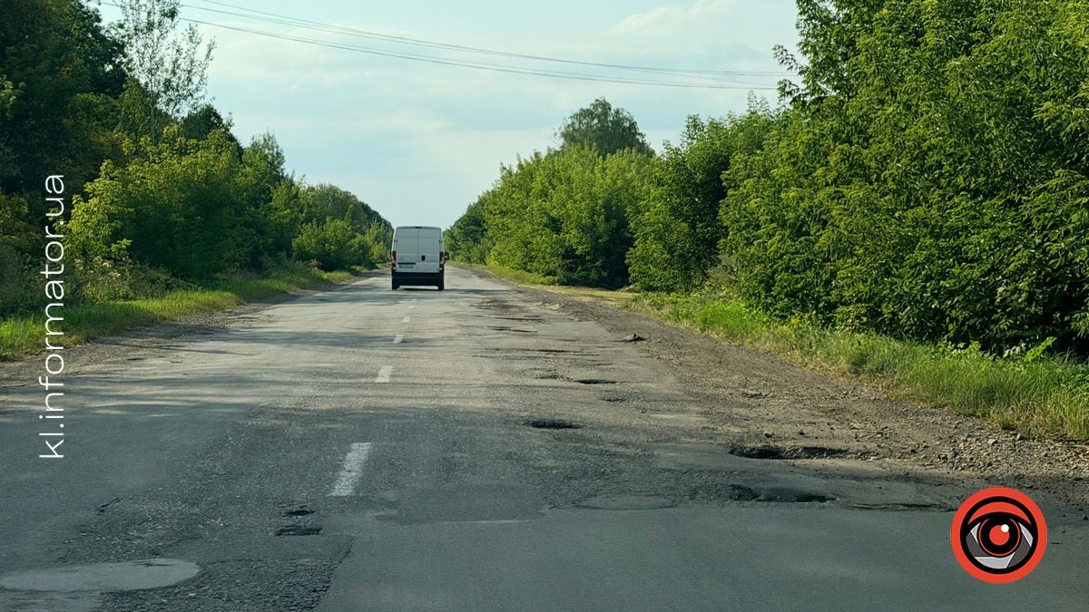 Наче смуга перешкод: в якому стані дорога між Товмачиком і Шепарівцями
