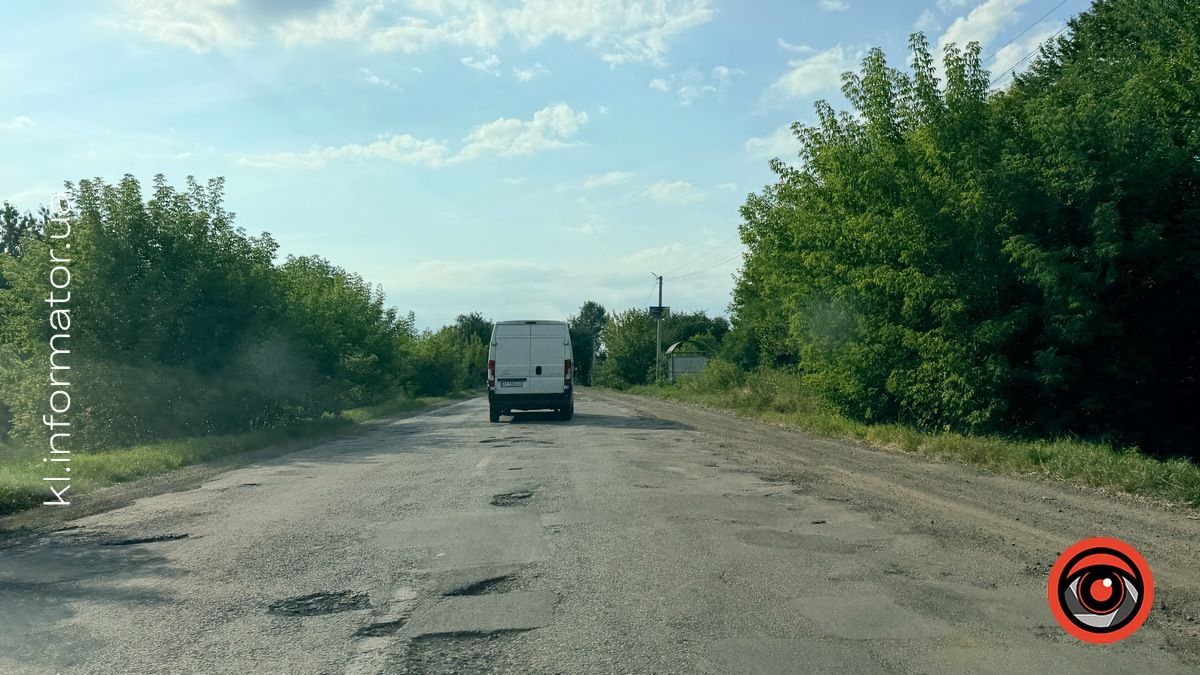 Наче смуга перешкод: в якому стані дорога між Товмачиком і Шепарівцями 5