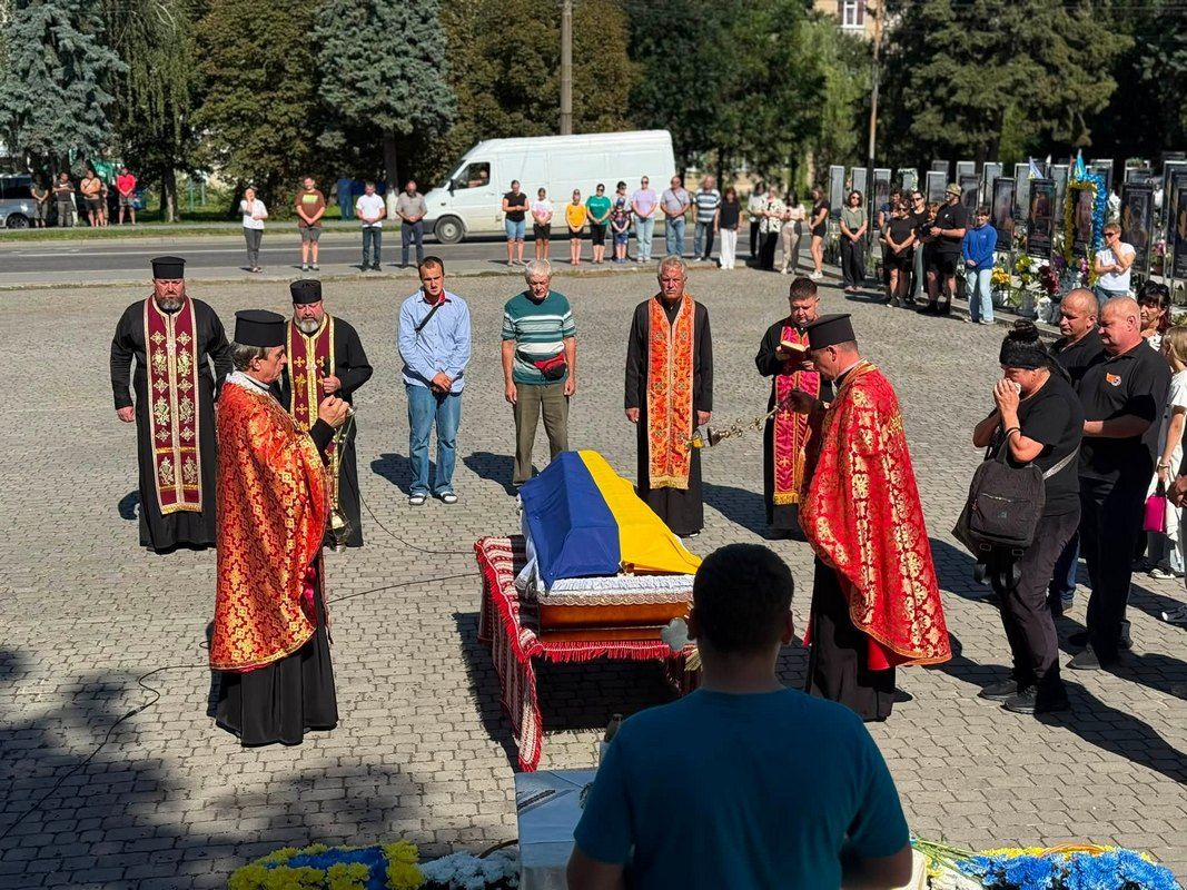 В Отинії віддали шану загиблому захиснику Павлу Сенціву 5