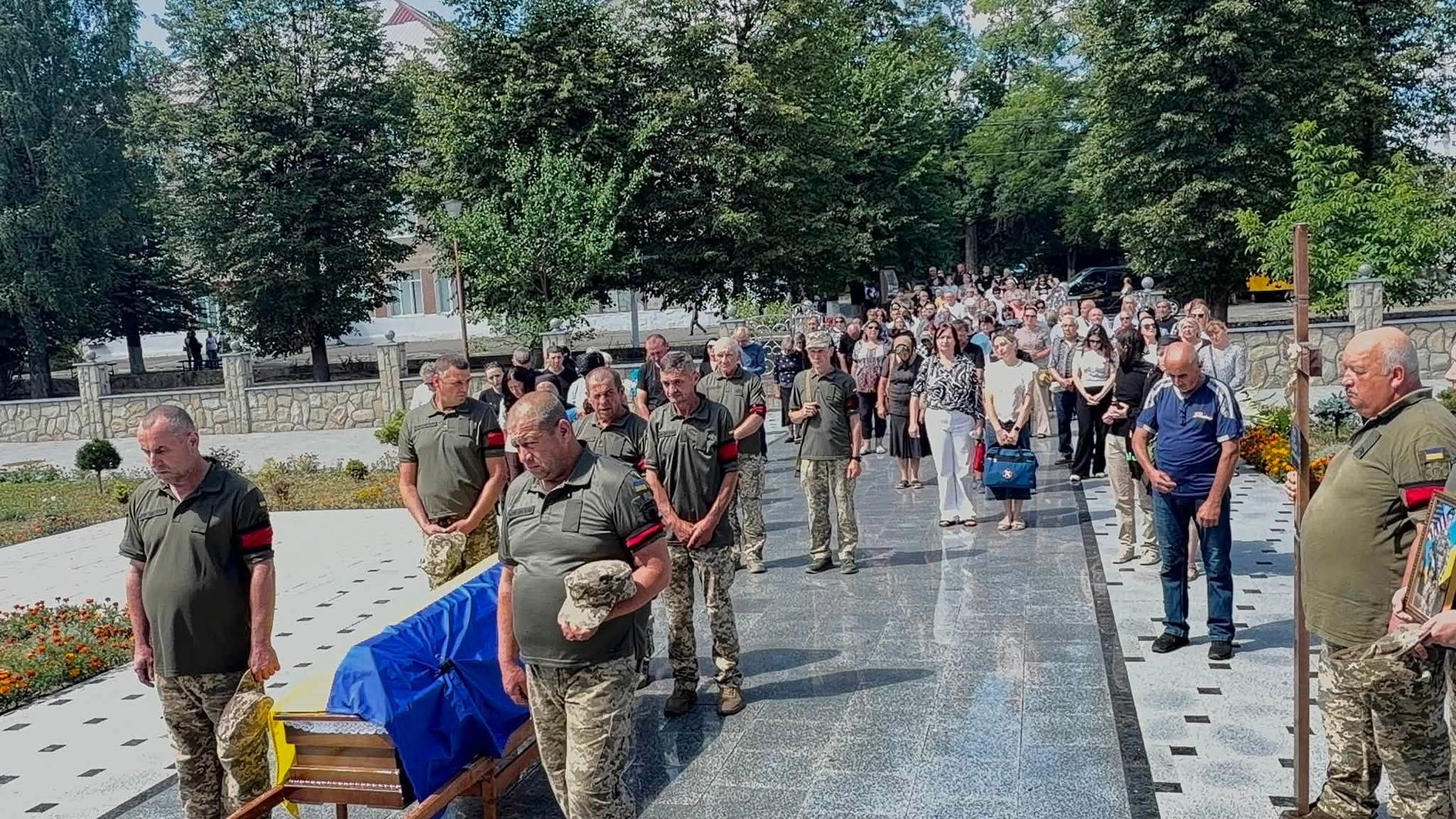 У Надвірній провели в останню путь захисника Василя Круля 1