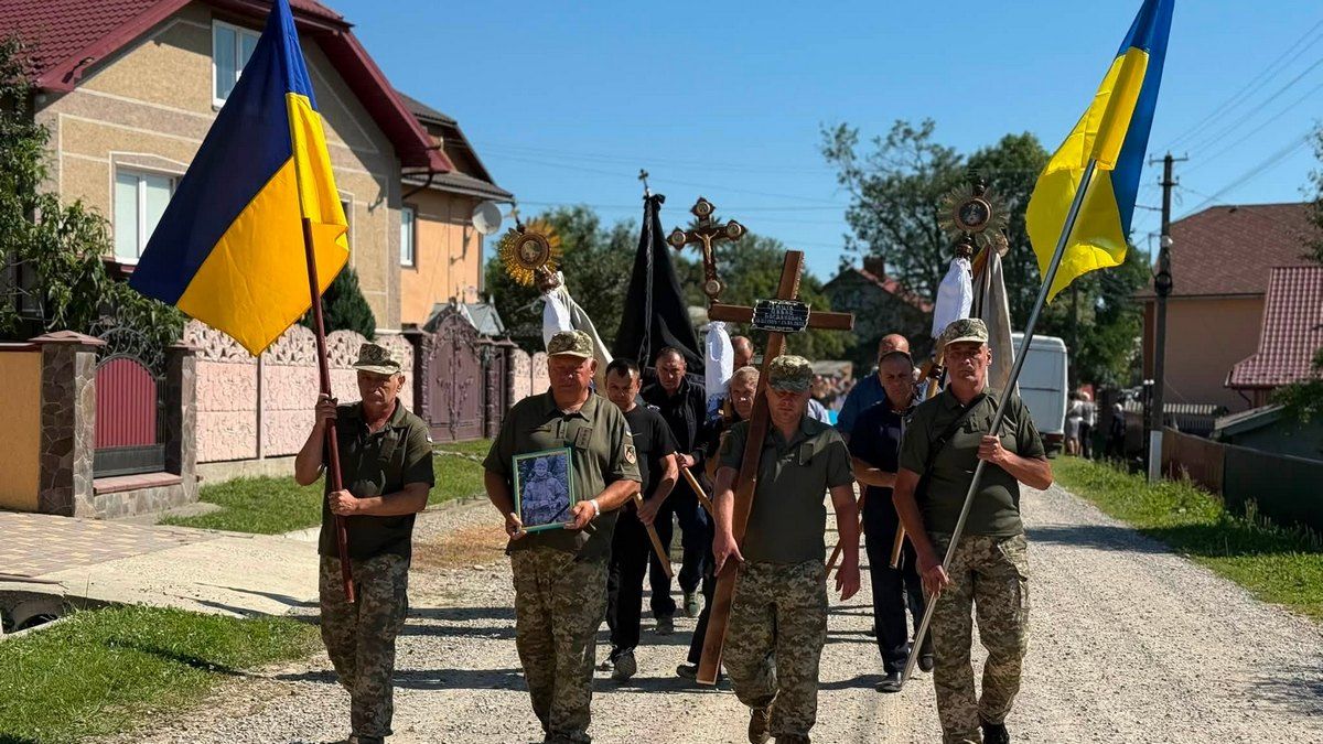 В Отинійській громаді попрощались із воїном Петром Сенцівим