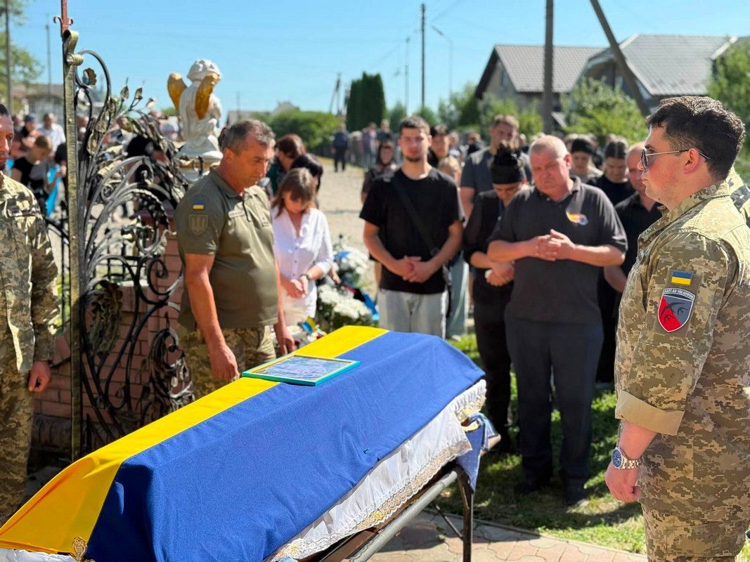 В Отинійській громаді попрощались із воїном Павлом Семцівим 3
