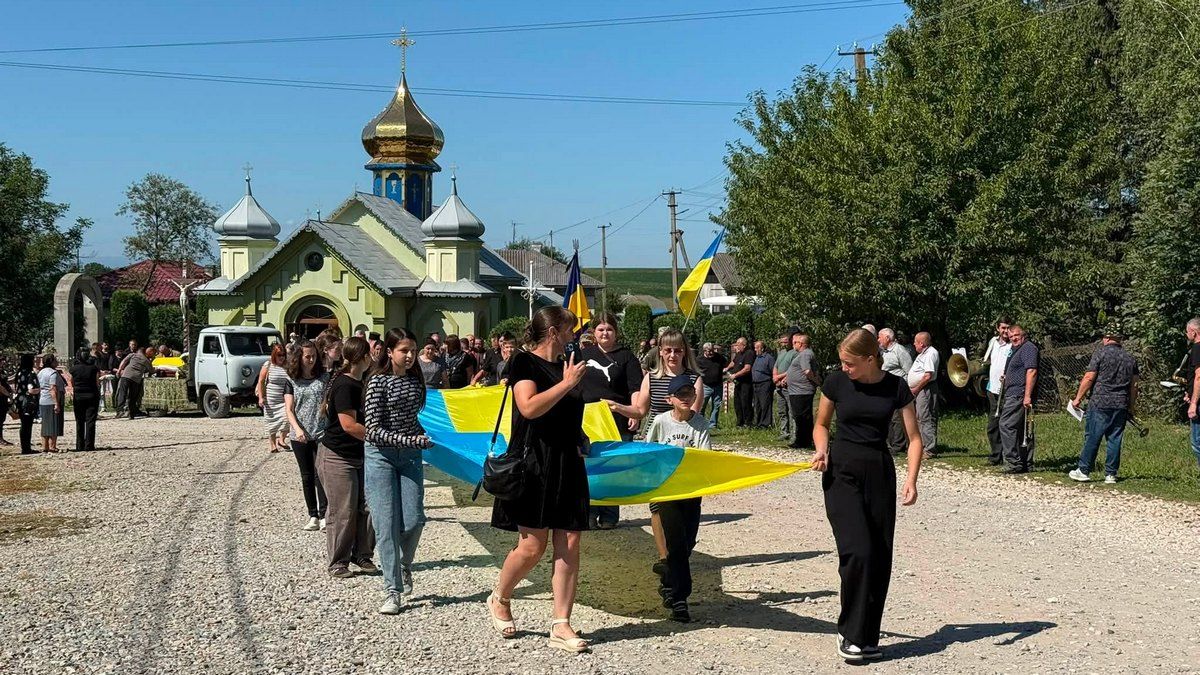 В Отинійській громаді попрощались із воїном Павлом Семцівим 4