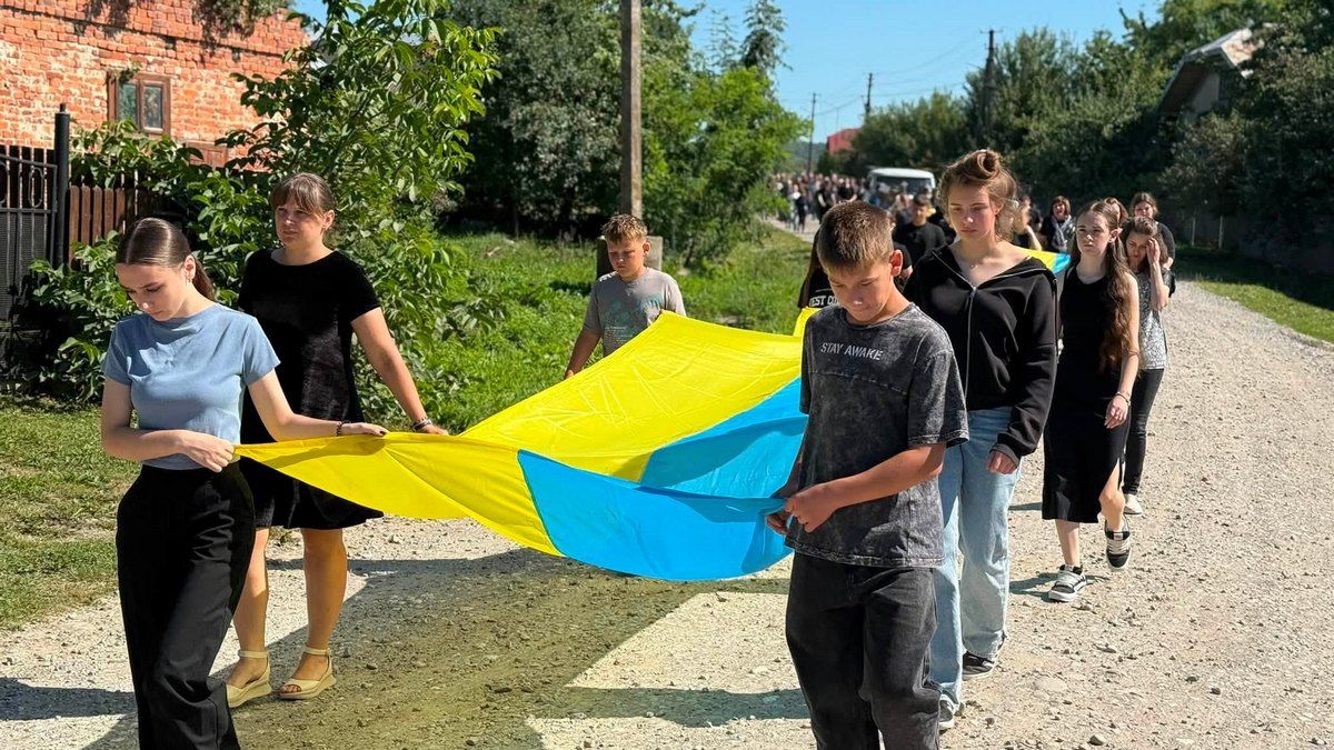 В Отинійській громаді попрощались із воїном Павлом Семцівим 2