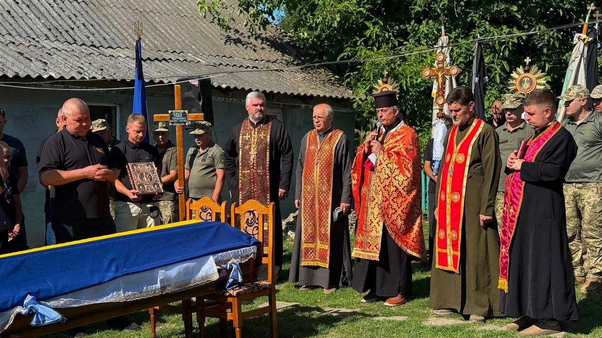 В Отинійській громаді попрощались із воїном Павлом Семцівим 1