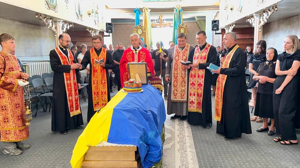 Чин похорону захисника Василя Боднаря пройшов на Надвірнянщині 8