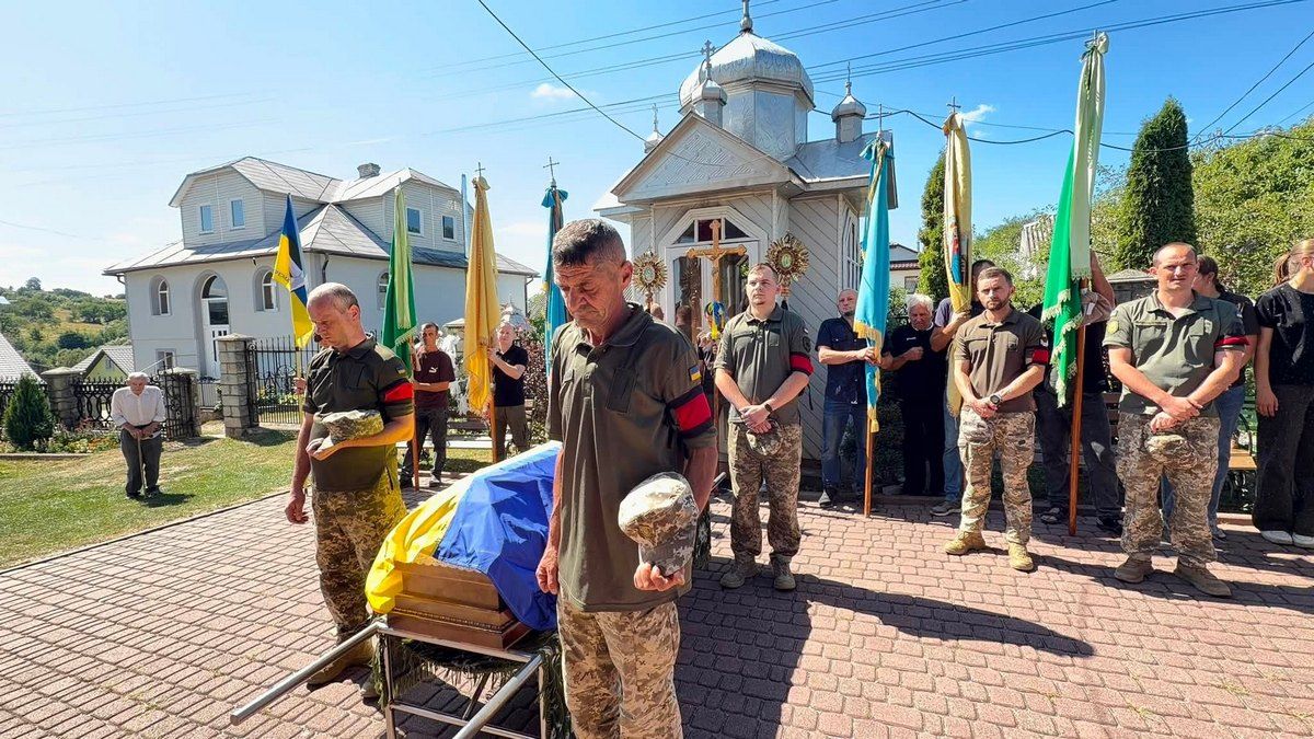 Чин похорону захисника Василя Боднаря пройшов на Надвірнянщині 7