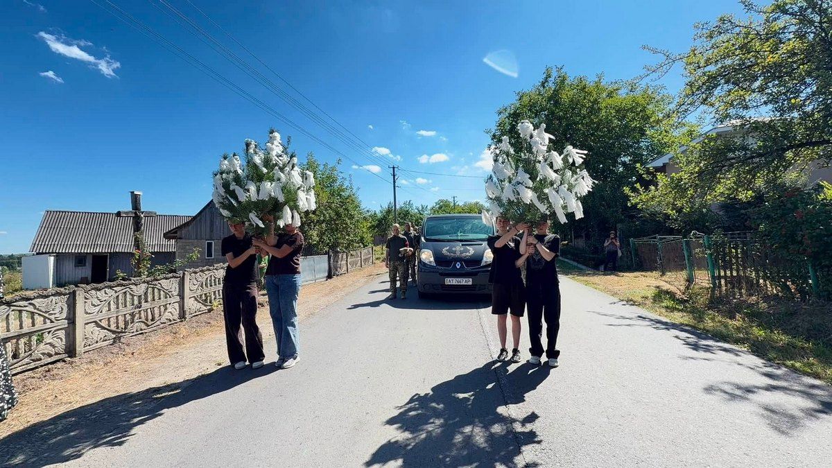 Чин похорону захисника Василя Боднаря пройшов на Надвірнянщині 6