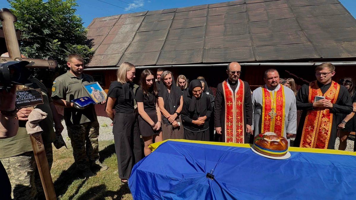 Чин похорону захисника Василя Боднаря пройшов на Надвірнянщині 3