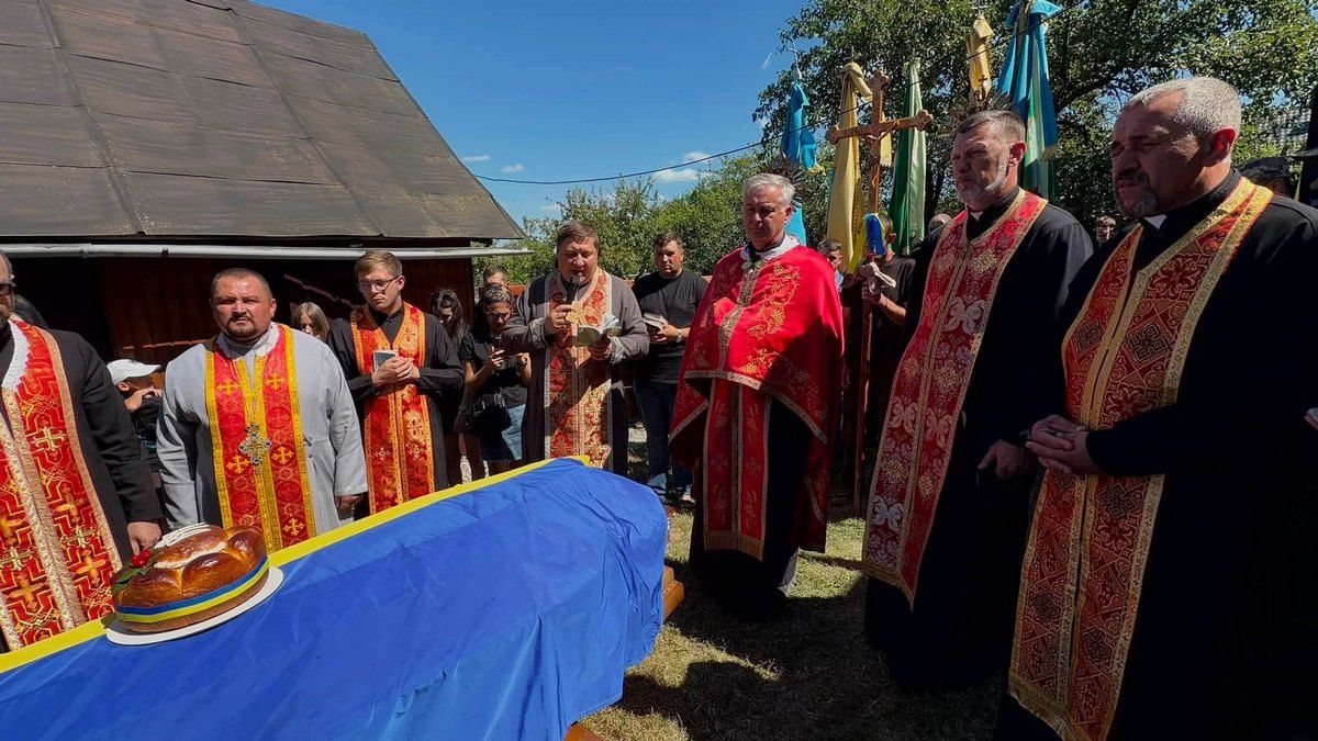 Чин похорону захисника Василя Боднаря пройшов на Надвірнянщині 2