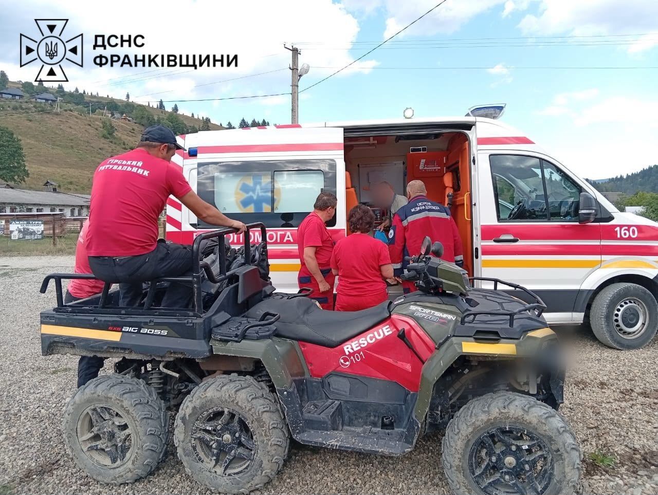 На Верховинщині гірські рятувальники допомогли травмованому туристу