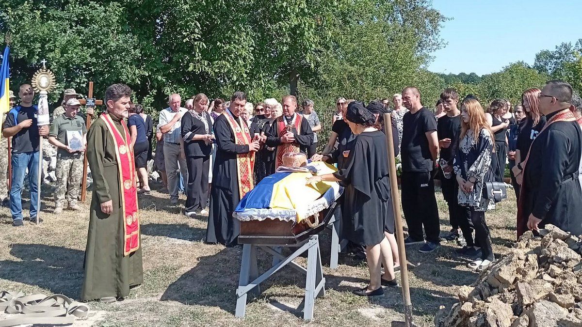 У П'ядицькій громаді на вічний спочинок провели захисника Петра Сідоренка 10