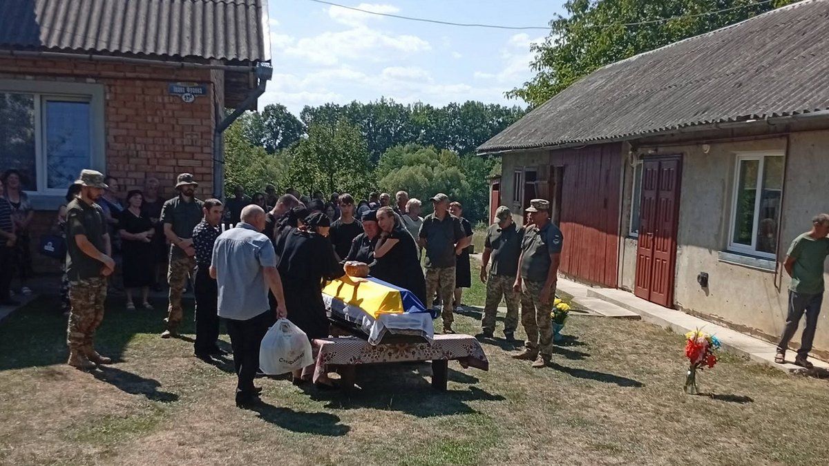 У П'ядицькій громаді на вічний спочинок провели захисника Петра Сідоренка 1