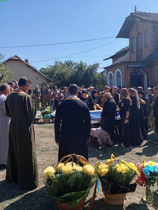 У П'ядицькій громаді на вічний спочинок провели захисника Петра Сідоренка 2