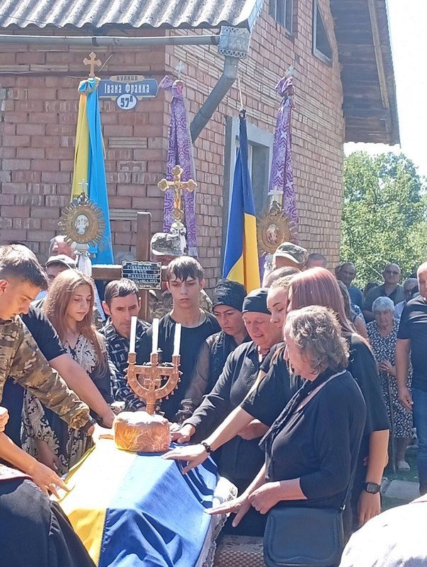 У П'ядицькій громаді на вічний спочинок провели захисника Петра Сідоренка 3