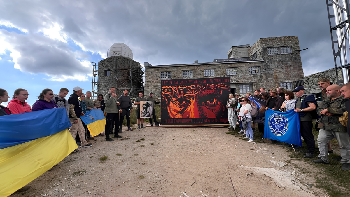 Піднялися на Піп Іван з іконами та молитвою: у Карпатах провели Хресну дорогу