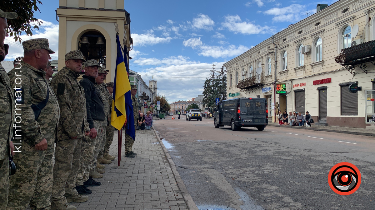 Коломияни зустріли скорботний кортеж воїна Віталія Бобровника 2