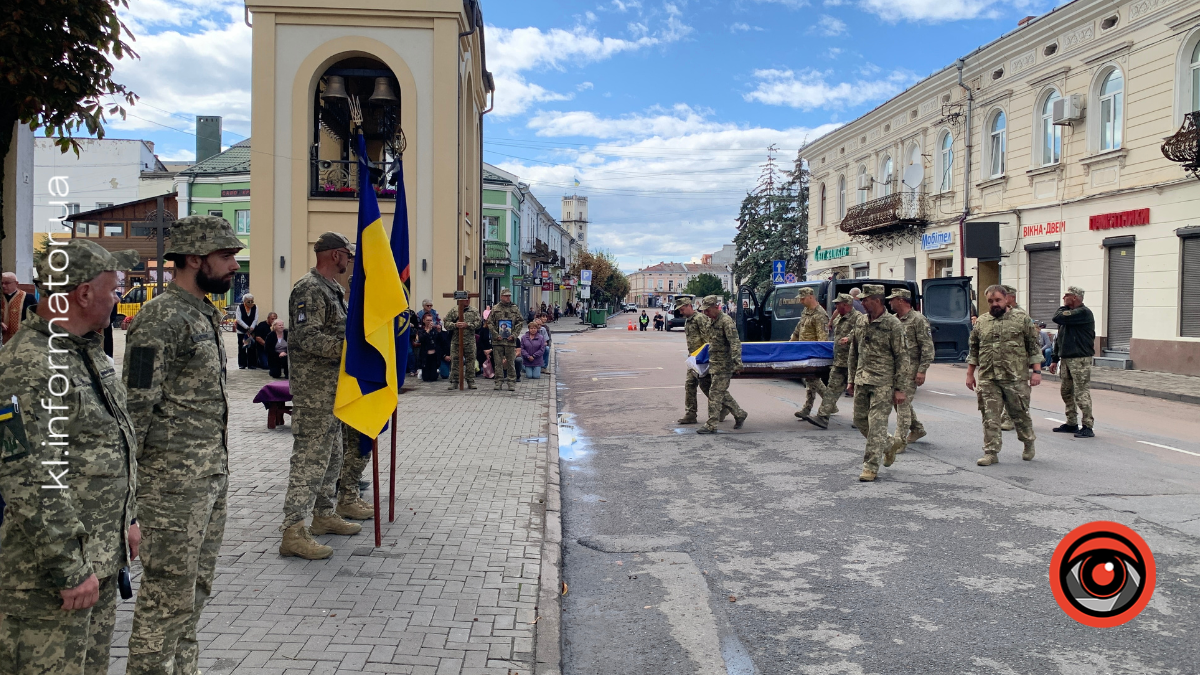 Коломияни зустріли скорботний кортеж воїна Віталія Бобровника 4