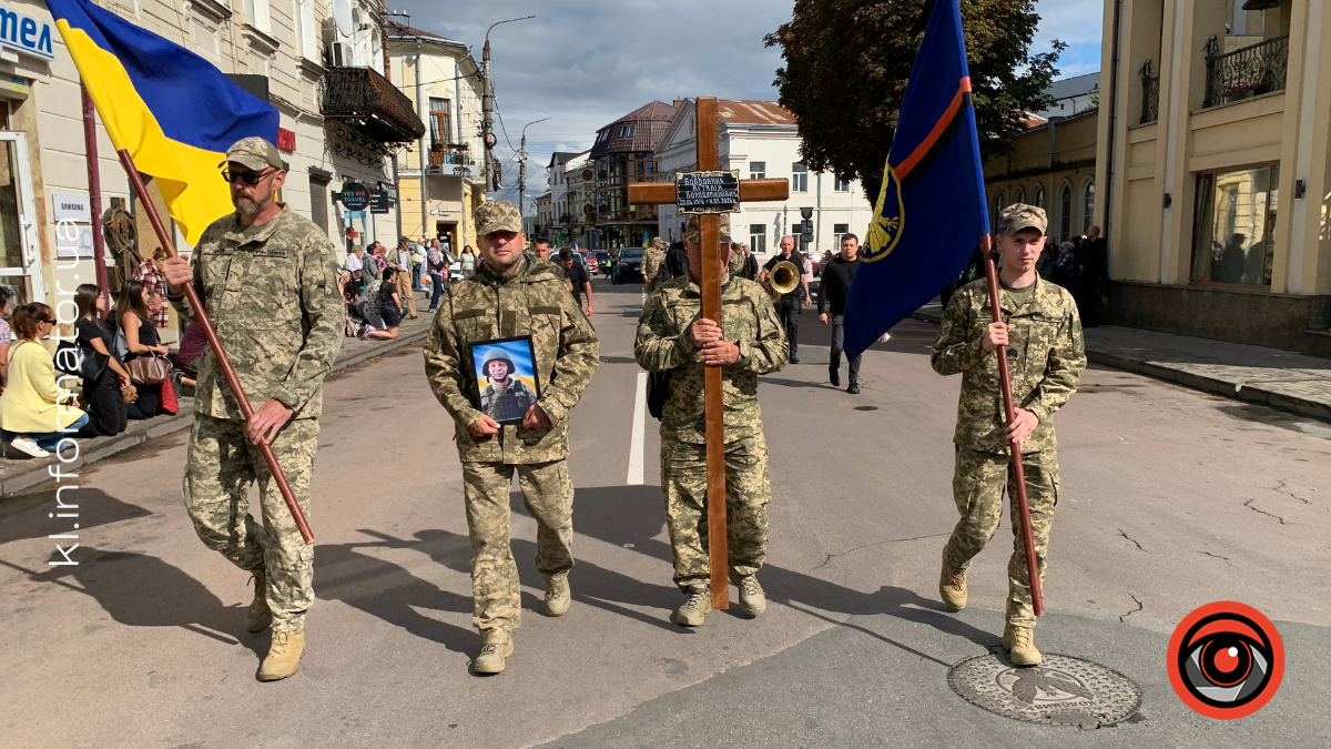 Коломияни зустріли скорботний кортеж воїна Віталія Бобровника 5
