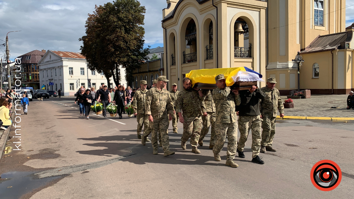 Коломияни зустріли скорботний кортеж воїна Віталія Бобровника 6