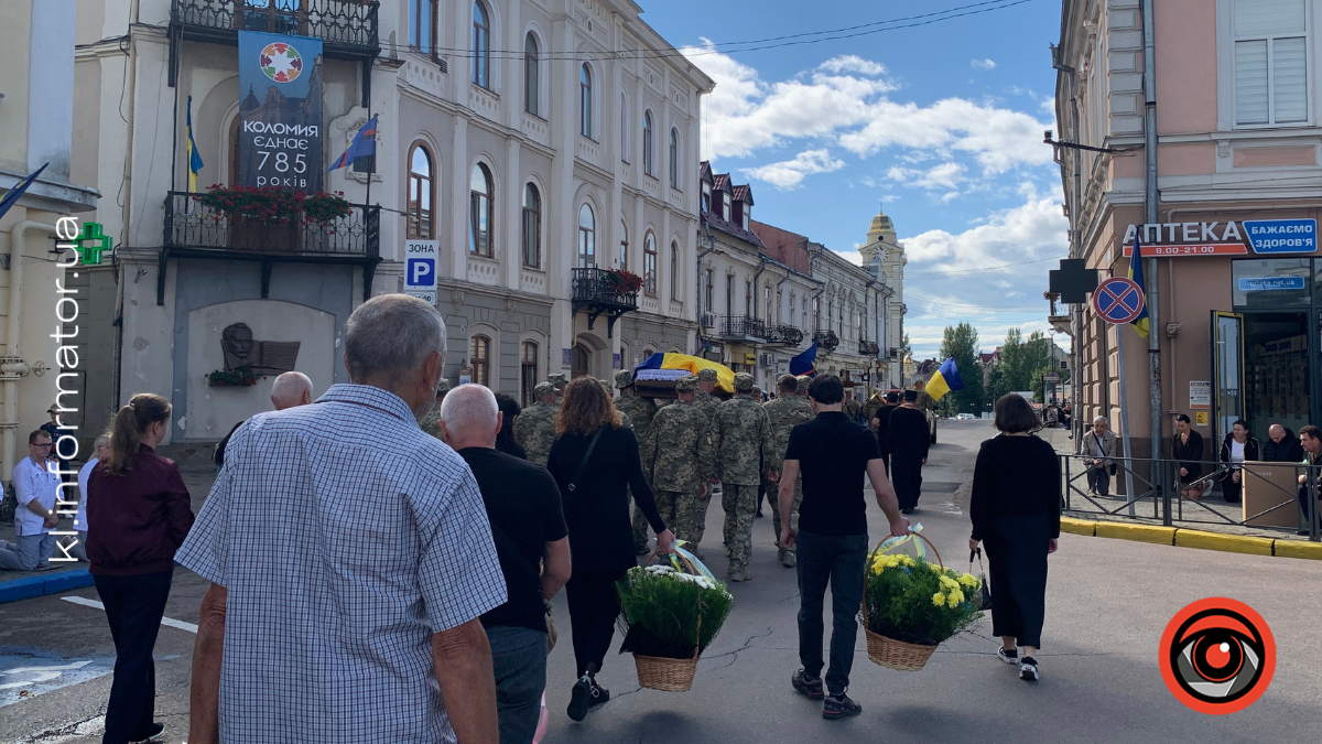 Коломияни зустріли скорботний кортеж воїна Віталія Бобровника 8
