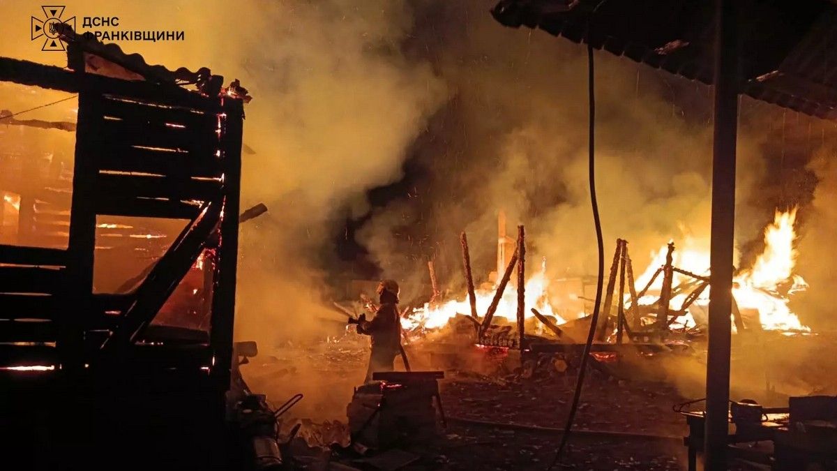 Вночі спалахнула масштабна пожежа в Яблунівській громаді