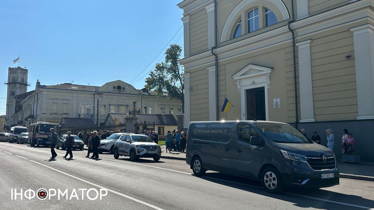 У Коломиї попрощалися із захисником Віталієм Бобровником 12