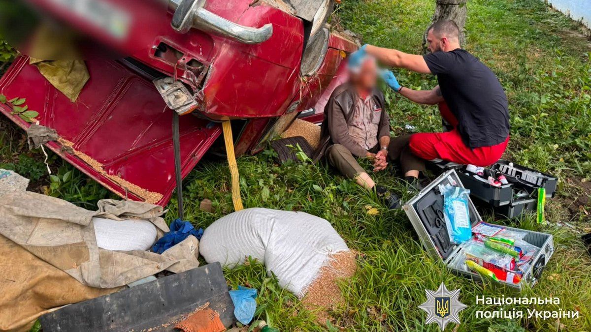 Злетів з дороги та перекинувся: деталі ДТП в Стопчатові 2