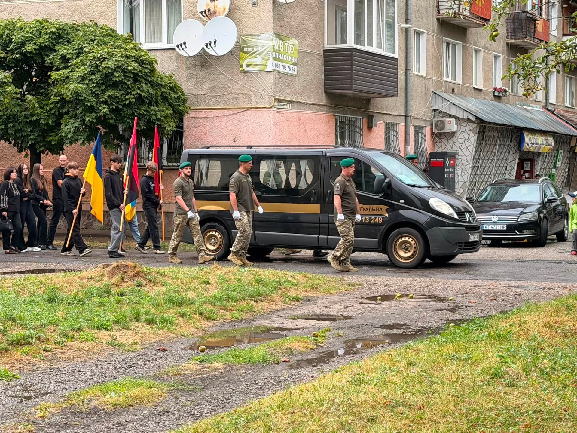 У Надвірній провели в останню путь військовослужбовця Валентина Сухоручка 2