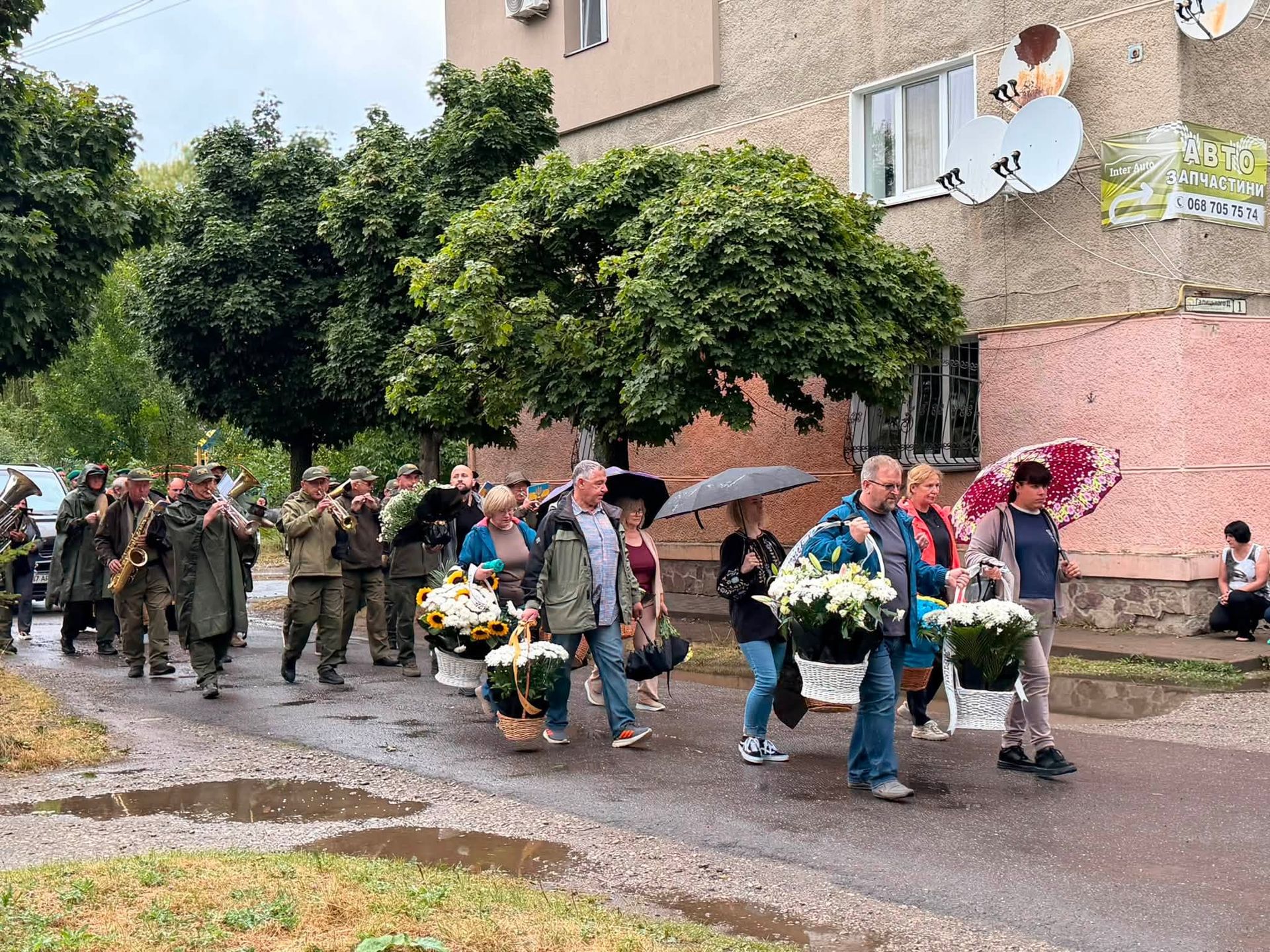 У Надвірній провели в останню путь військовослужбовця Валентина Сухоручка 6
