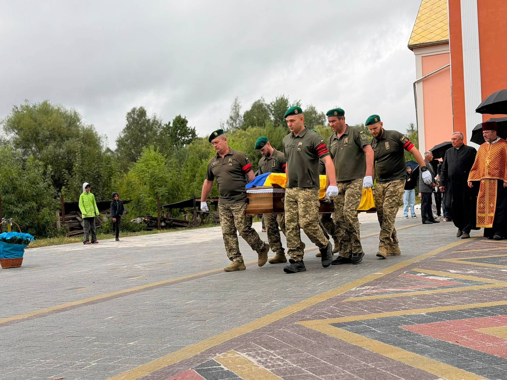 У Надвірній провели в останню путь військовослужбовця Валентина Сухоручка 5