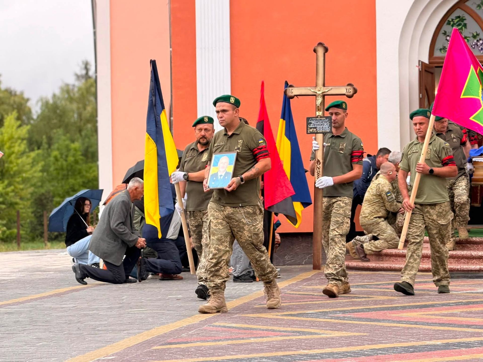 У Надвірній провели в останню путь військовослужбовця Валентина Сухоручка 9