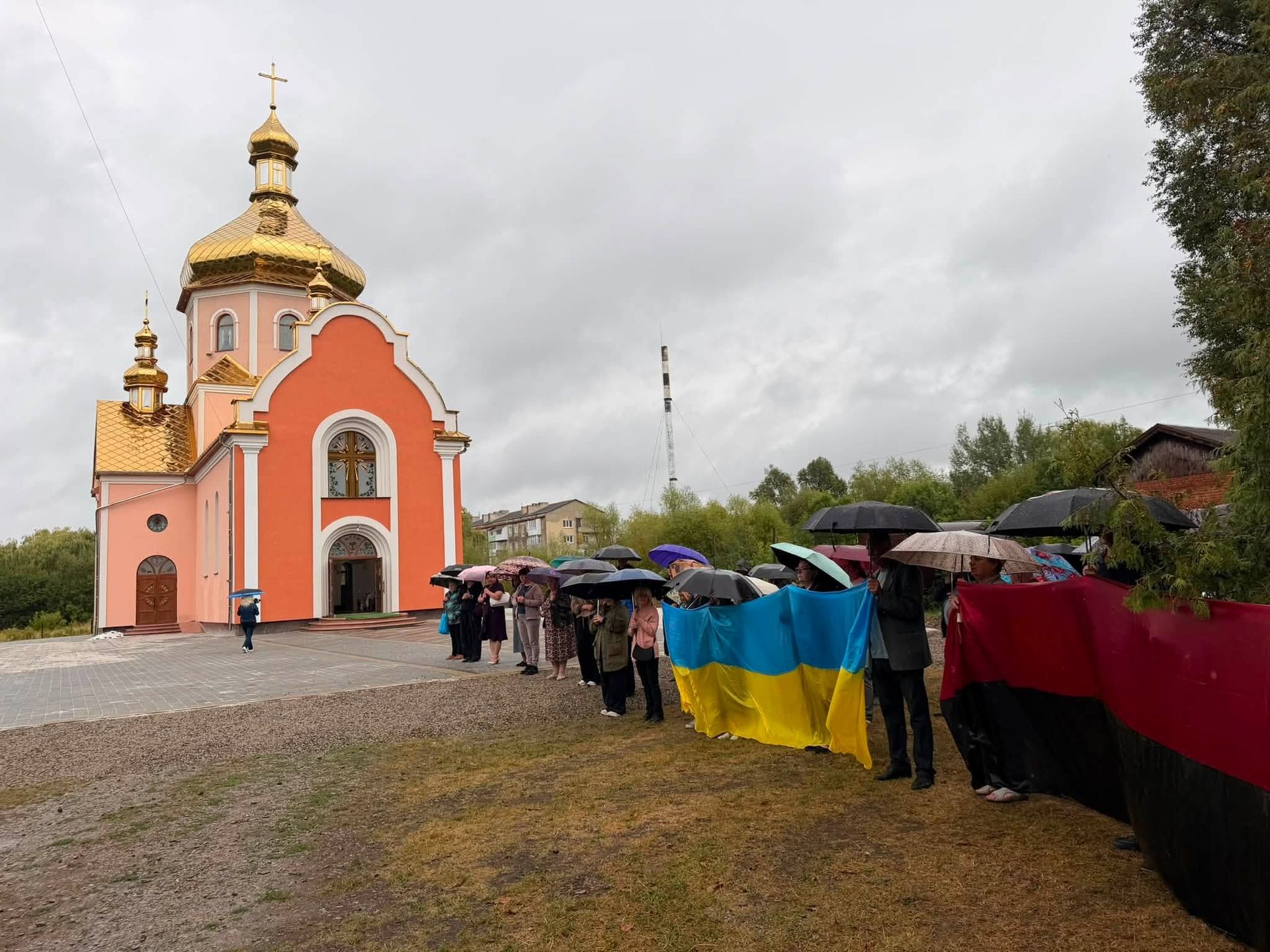 У Надвірній провели в останню путь військовослужбовця Валентина Сухоручка 12