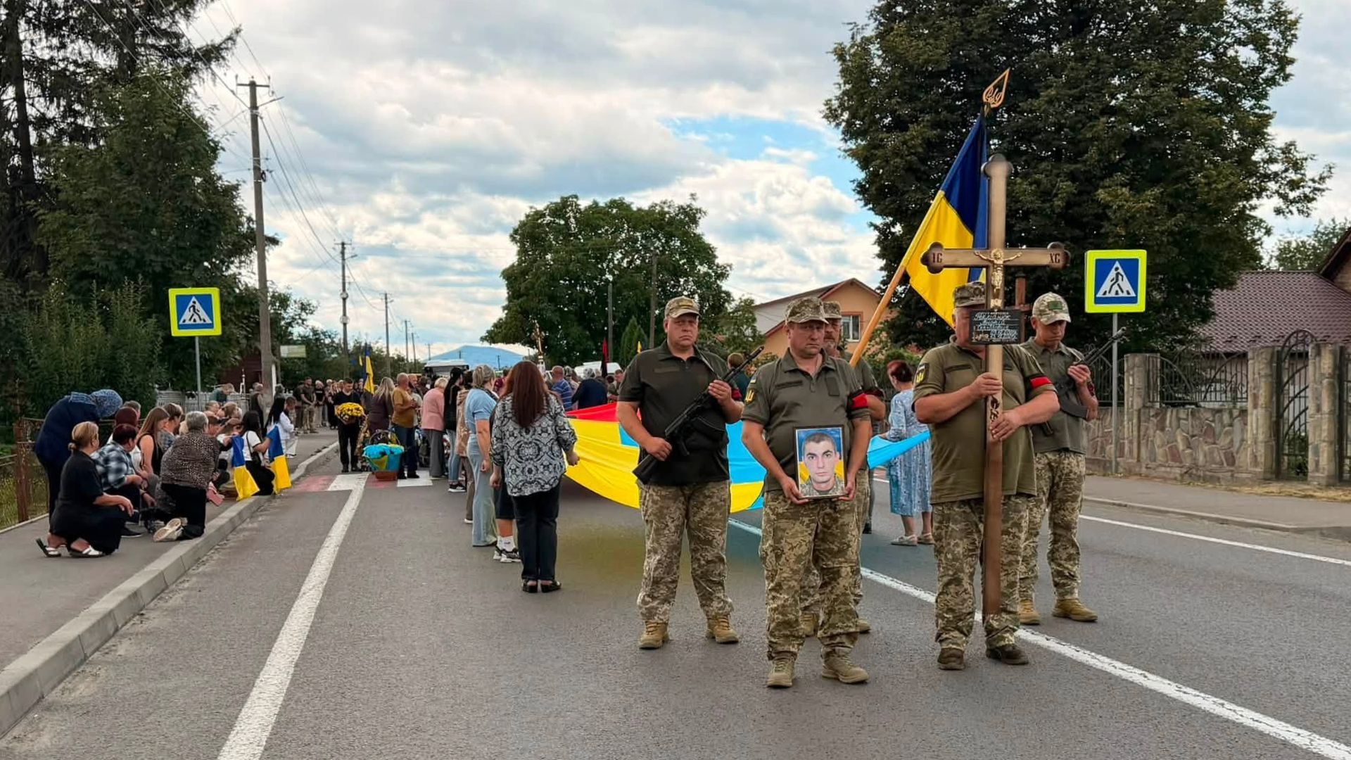 Назавжди 23: у Надвірнянській громаді попрощалися з полеглим захисником Андрієм Гекманюком