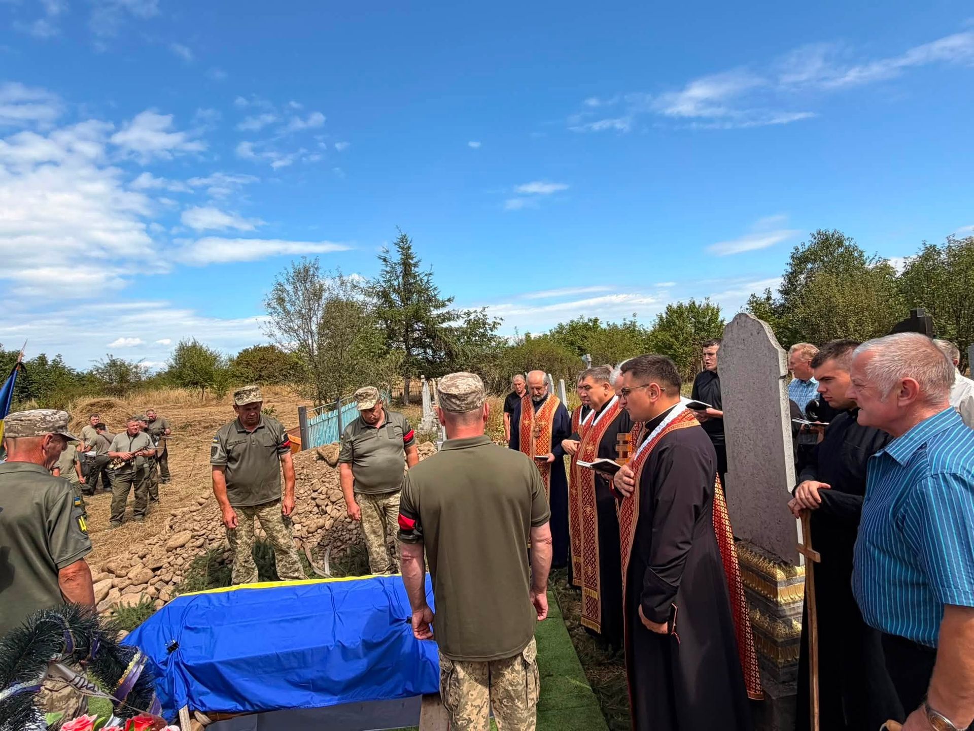 Назавжди 23: у Надвірнянській громаді попрощалися з полеглим захисником Андрієм Гекманюком 2