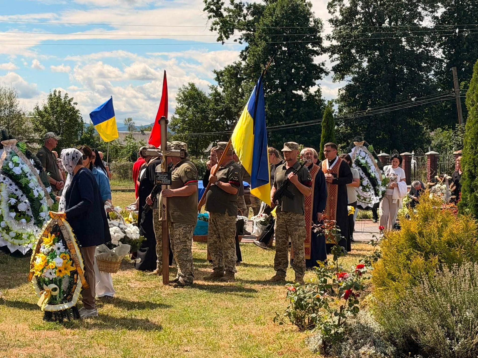 Назавжди 23: у Надвірнянській громаді попрощалися з полеглим захисником Андрієм Гекманюком 4