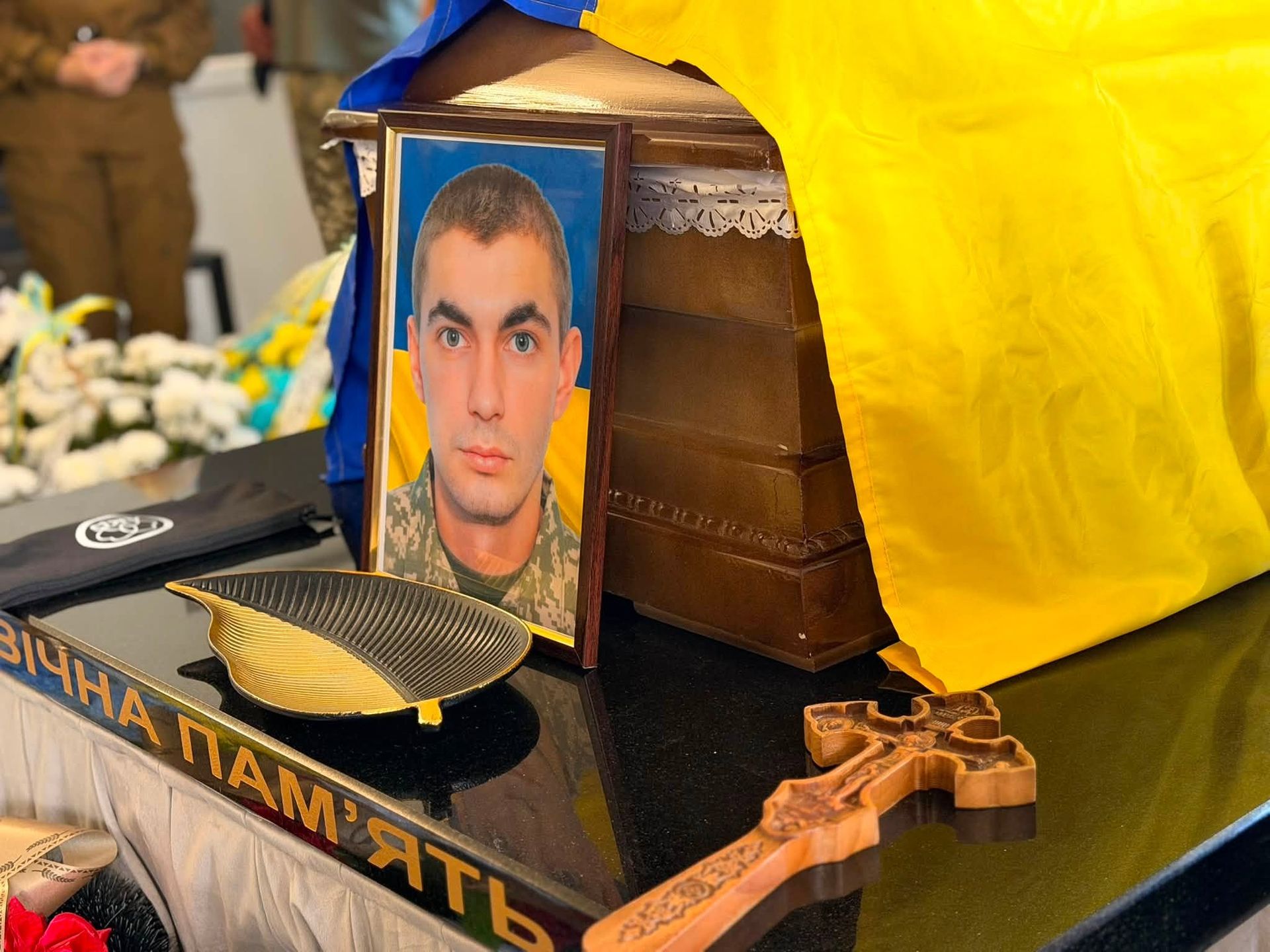 Назавжди 23: у Надвірнянській громаді попрощалися з полеглим захисником Андрієм Гекманюком 10