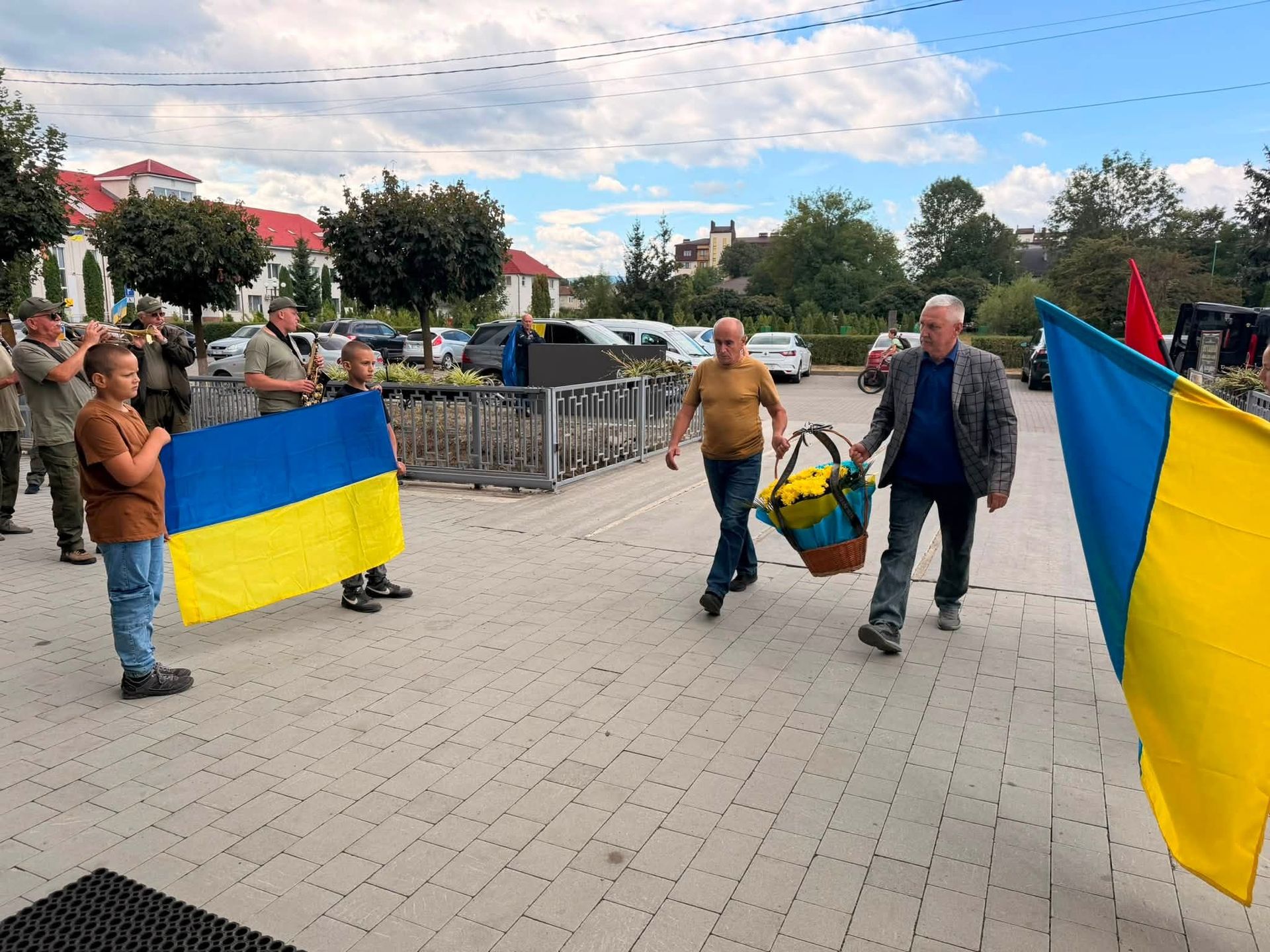 Назавжди 23: у Надвірнянській громаді попрощалися з полеглим захисником Андрієм Гекманюком 11