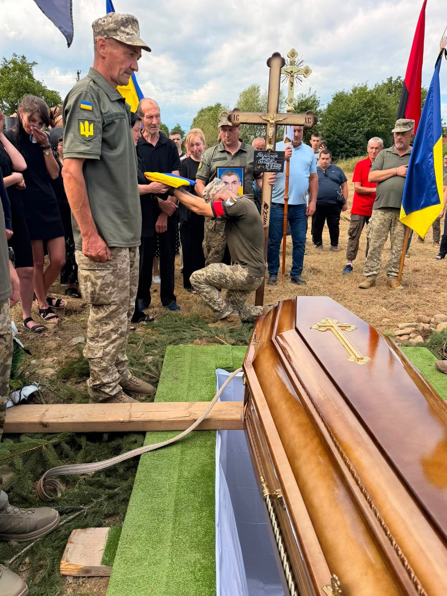 Назавжди 23: у Надвірнянській громаді попрощалися з полеглим захисником Андрієм Гекманюком 12