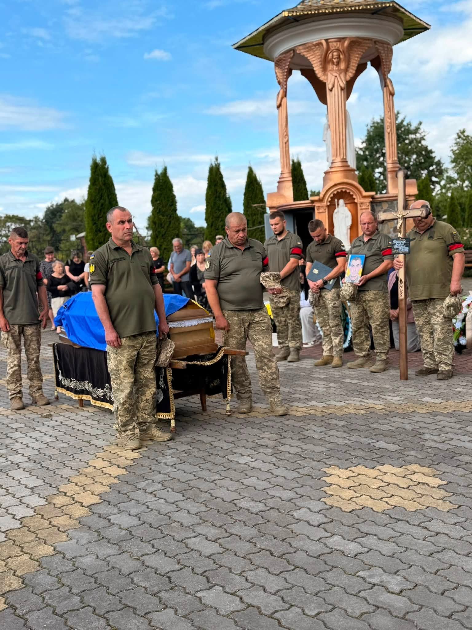 Назавжди 23: у Надвірнянській громаді попрощалися з полеглим захисником Андрієм Гекманюком 13