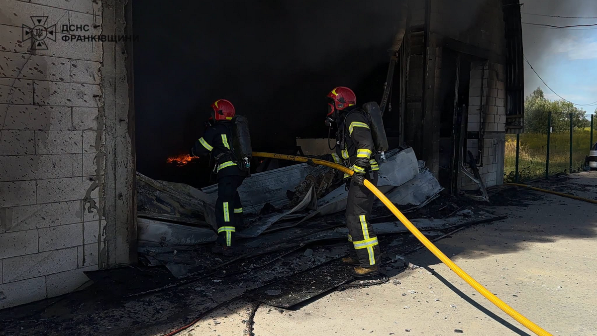 Масштабну пожежу ангару гасили від Івано-Франківськом 1