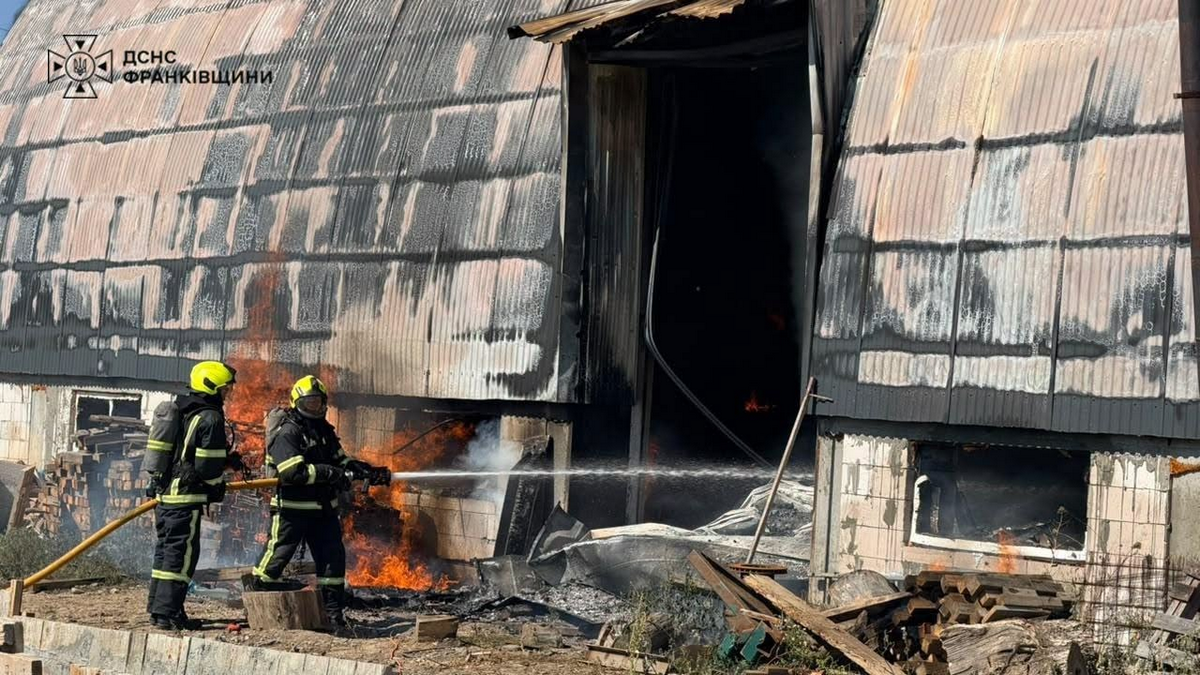 Масштабну пожежу ангару гасили від Івано-Франківськом 2